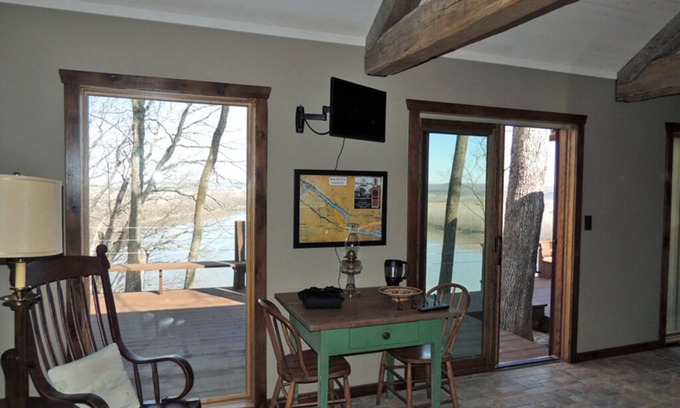 Treloar Cama Y Desayuno | Fish Haus: charming cottage with breathtaking views of the Missouri River!!