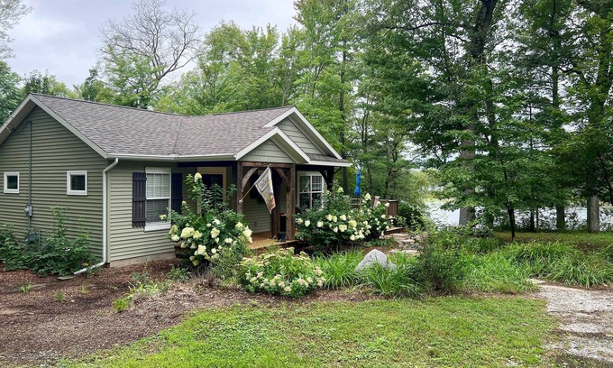 Newaygo Cabaña | Fish, Hike & Hunt: Lakeside Newaygo Cottage