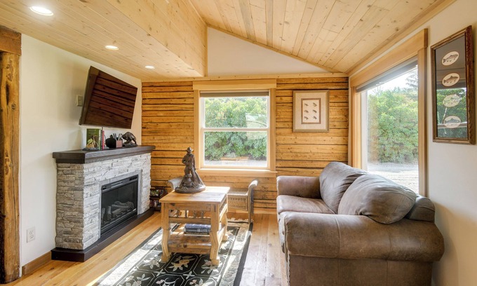 Ririe Cabina | Fish, Hike & Ski: Ririe Retreat w/ Kayaks!