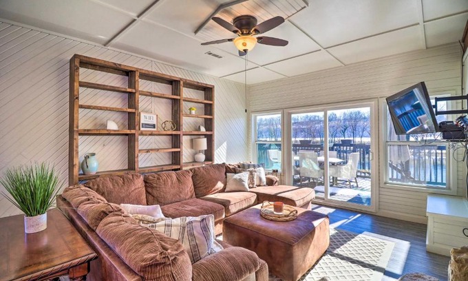 Cotter Casa | Fish House with Deck, Fire Pit and River Views
