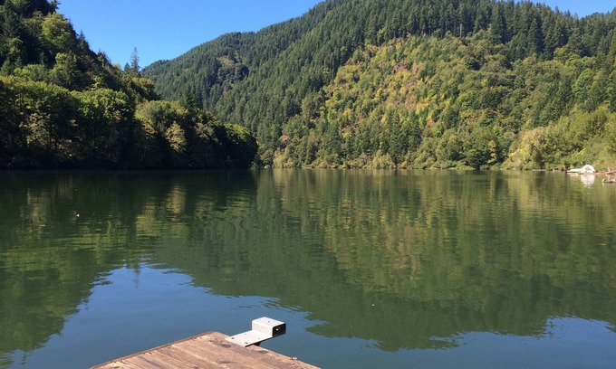 Scottsburg Cabina | Nade, pesque, relájese - Riverfront Cozy 2bd Cabin en el río Umpqua cercado 1. 5 acres
