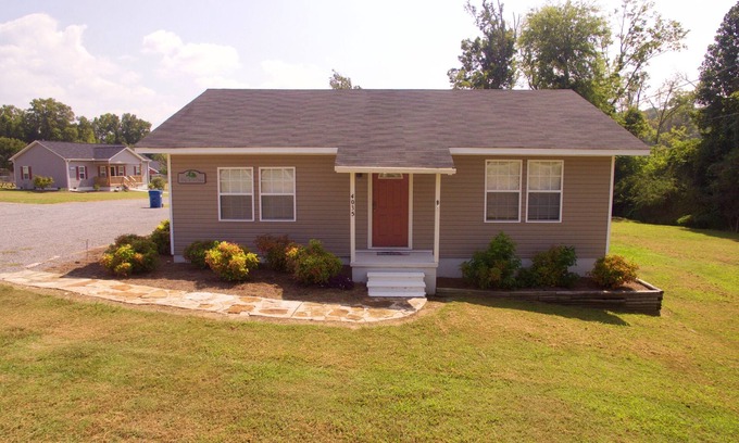 Guntersville Cabina | Fish & Play Lake Guntersville. 2BR / 1BA Estacionamiento en bote cubierto con cabina con alimentación eléctrica