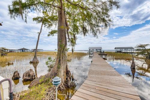 Lake Waccamaw Casa | Fish, Swim and Grill Lakefront Carolina Home!