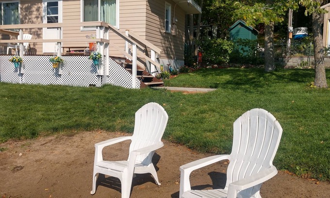 Cushing Cabina | Fish Trap Lake Oasis- Perfect couples getaway. Pet-Friendly.