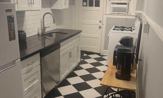 Greensboro Condominio | Fisher Park condo on Elm St., new kitchen, 1 mile from downtown