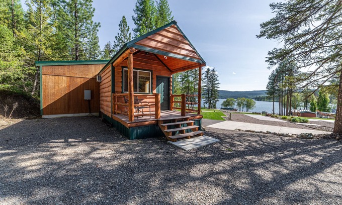 Lake Mary Ronan Cabina | Fisherman's Cove-Premium-Cabaña-Baño Privado-Vista al Lago