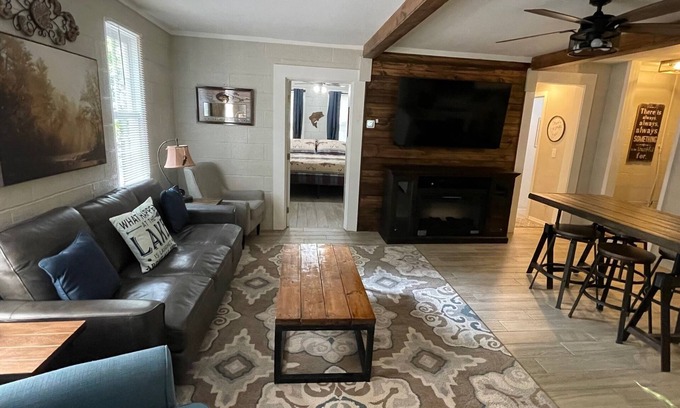 Wagoner Cabina | Fisherman's Flat Cozy 3-bedroom cabin short walk to water at Cypress Cove