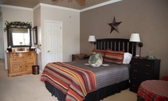 South Fork Cama Y Desayuno | Fisherman's Folly GUESTROOM at Arbor House Inn Inn Bed & Breakfast