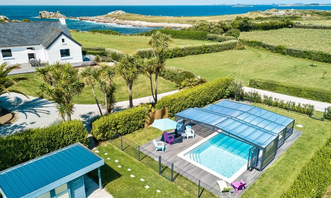 Cleder Casa | CASA DEL PESCADOR - Vista panorámica a 50 metros del mar - acceso wifi - Piscina climatizada