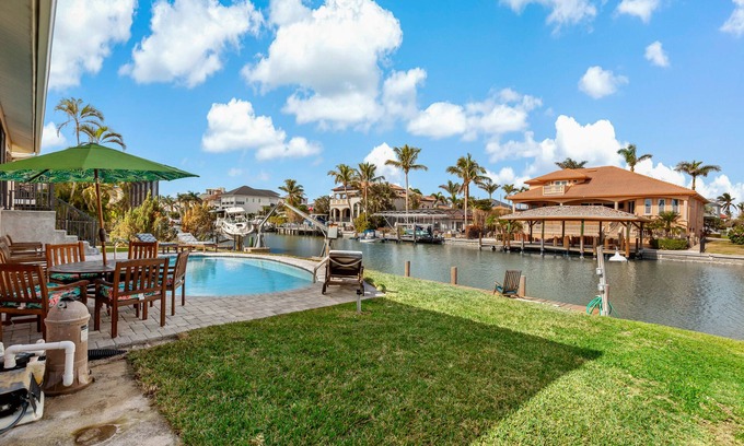Vanderbilt Conners Casa | FISHERMANS PARADISE WATERFRONT POOL HOME 2 minute drive to the beach