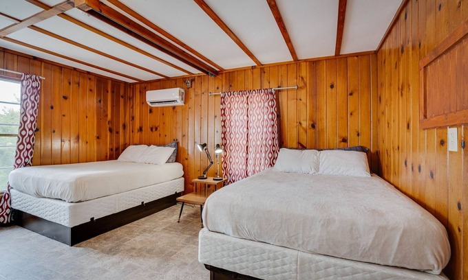 Lake Ozark Cabina | Fishing Cabin #5 2 queen beds and 1 bath dock