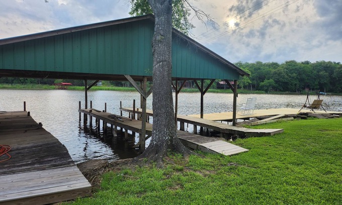 Fort Towson Casa | Fishing Cabin Charming 2-bedroom house in wonderful Fort Towson with WiFi, AC.