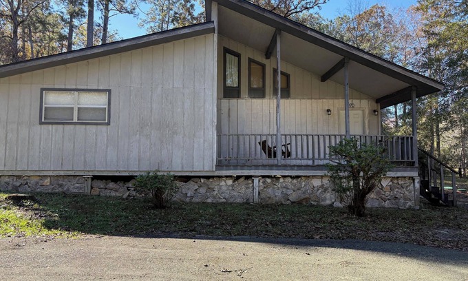 Brookeland Cabina | Fishing Camp 1-bedroom/Loft cabin in delightful Brookeland with AC, WiFi