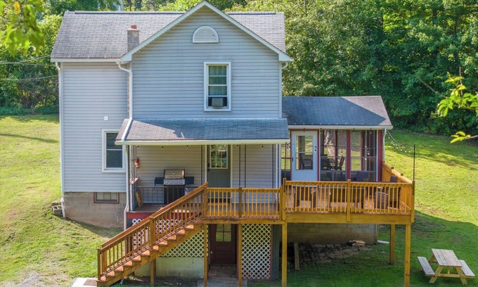 Renovo Casa | Fishing Paradise, Kayaks, outdoor games, and more