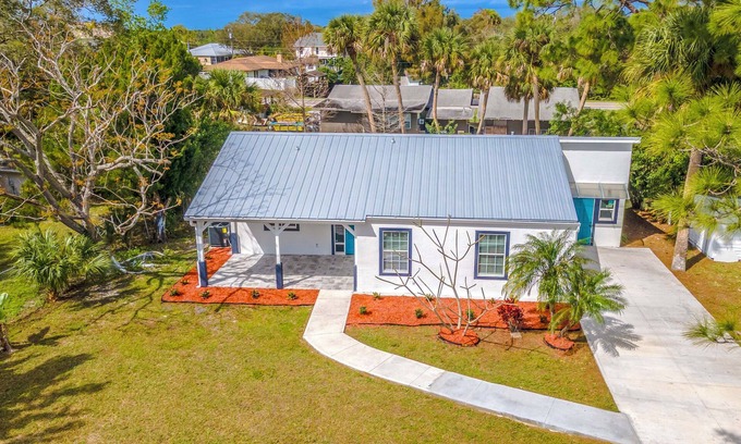 Cocoa Casa | Fishing Paradise: Lake Poinsett Home w/ Deck!