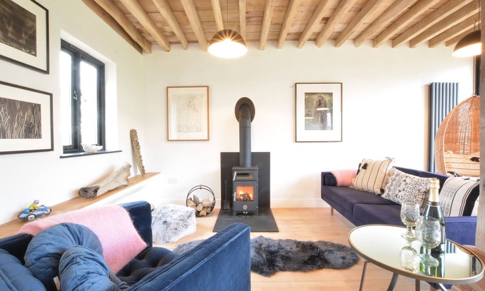 Sotherton Cabaña | FISHPOND HOUSE, SOTHERTON, pet friendly, with hot tub in Halesworth