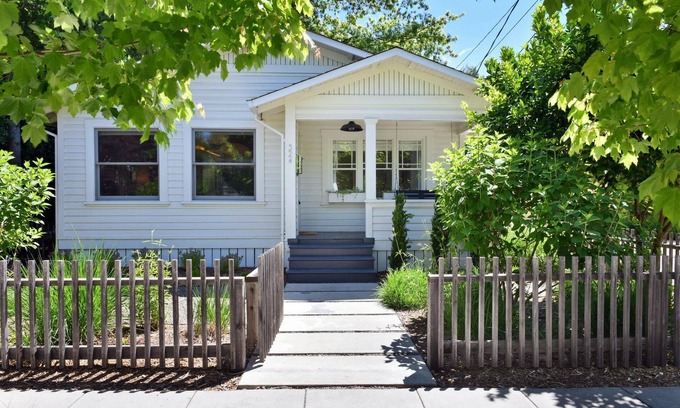 Healdsburg Cabaña | Fitch St Escape | Complimentary wine tasting at Croix Estate included!