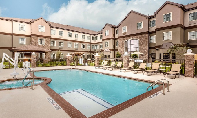 Spring Branch West Apartamento | Gimnasio + piscina al aire libre + bañera de hidromasaje | Estudio en el corredor energético de Houston