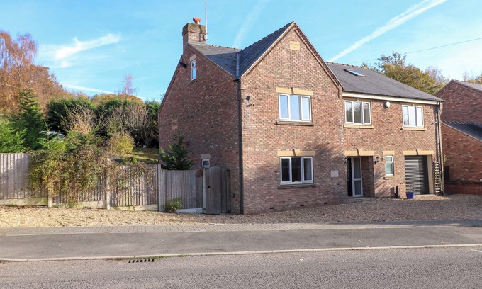 Chesterfield Casa | FIVE ACRES, pet friendly, with hot tub in Chesterfield