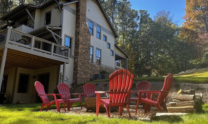 Buford Casa | Five Bdrms, Fire pit! Perfect for groups! Water park, boat ramp, venues nearby!
