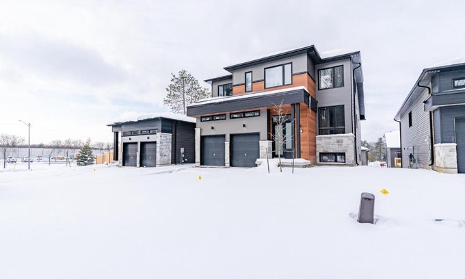 Wasaga Beach Casa | Five Bedroom Deluxe House close to Wasaga Beach