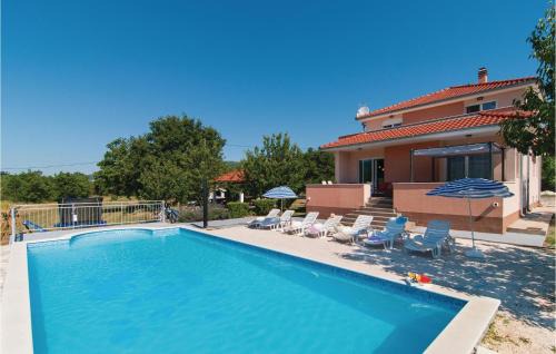 Dugopolje Casa | Five-Bedroom Holiday Home Dugopolje With A Fireplace 03