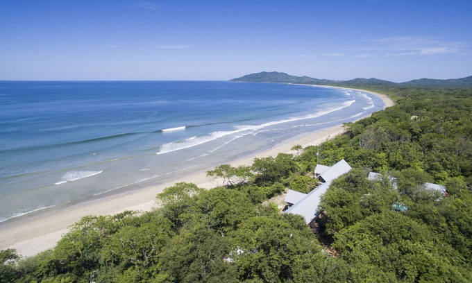 Playa Grande Casa | Cinco cabañas, piscina y comodidades en medio de un bosque frente al mar.