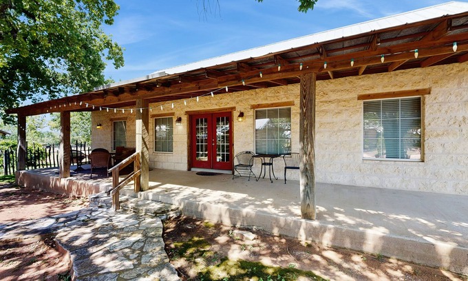 Fredericksburg Cabina | ¡Cinco suites aptas para perros cerca de las salas de degustación y la autopista 290 Wine Trail!