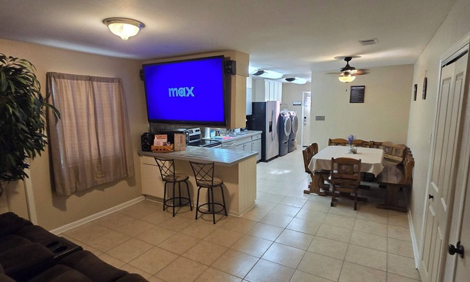 Baker Casa | Five Full Appointed Bedroom House in Quiet Neighborhood
