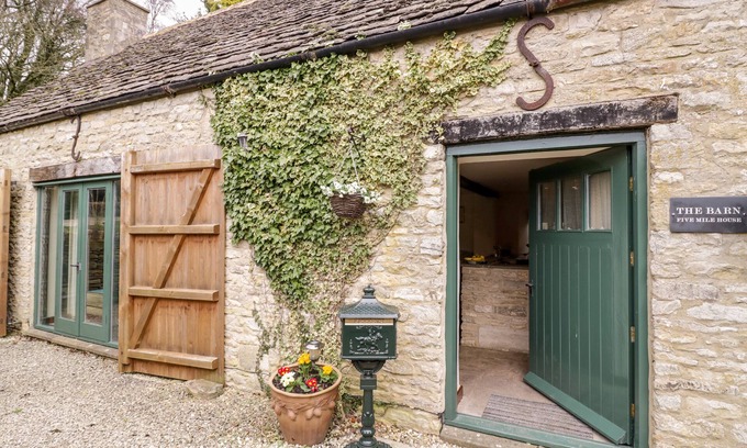 Elkstone Cabaña | Five Mile House Barn, CIRENCESTER