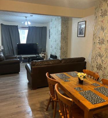 Willenhall Casa | Five Oaks House- Entire 3 Bedroom House for Family & Contractors with up to 5 sleep- NO PARTIES ALLOWED