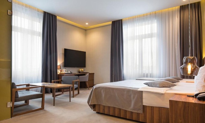Stari Grad Casa | Five Points Square - City Center