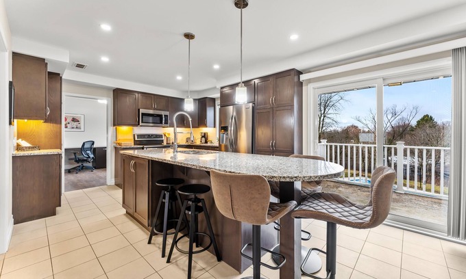 Kingston Casa | Five star equipped 4 bd, huge lot, woods/trails close to lake, downtown/Queen's