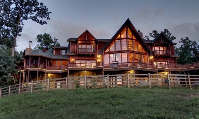 Morganton Cabina | Five Star Lodge and Stables is pet friendly with a big mountain view. hot tub, firepits. Ideal for Weddings and Corporate Retreats