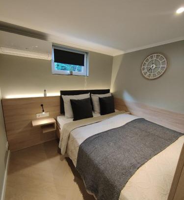 Ramstein-Miesenbach Apartamento | Five Studios - Premium Rooms with King Size Bed, Kitchen, AC, close to Ramstein Air Base