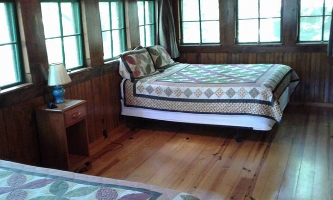 Hot Springs Cabina | FIVE POINTS~LAKE HAMILTON: Cabin#B ~ 1BR w/2 Queen Beds, Futon in LR, Full Kitchen, Breakfast "Fixins" Provided, Handicap Accessible w/Wheelchair Ramp