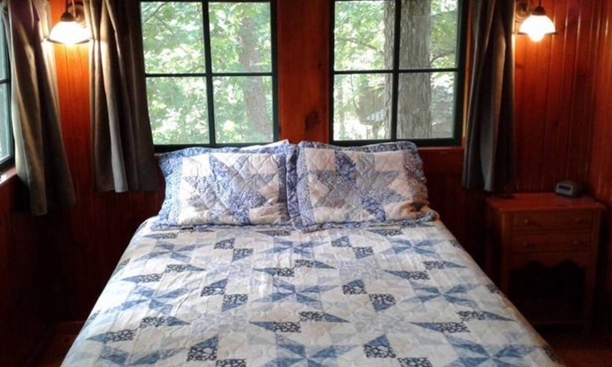 Hot Springs Cabina | FIVE POINTS~LAKE HAMILTON: Cabin#C ~ 1BR w/Queen Bed, Futon in LR, Full Kitchen, Breakfast "Fixins" Provided, Jetted Tub, Balcony Deck off BR