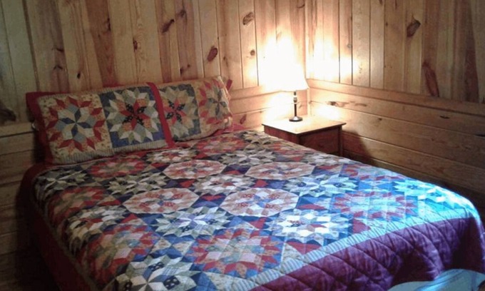 Hot Springs Cabina | FIVE POINTS~LAKE HAMILTON: Cabin#E ~ 2 Story, 3BR w/Queen Beds, Futons in LR & Loft, Full Kitchen, Breakfast "Fixins" Provided, 2 Baths (Upstairs has Jetted Tub), Large Covered Porch, Right by the Water