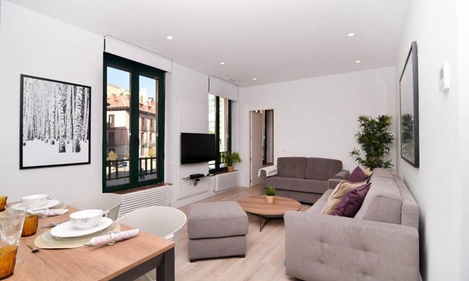 Barrio de La Latina Apartamento | Five Windows to La Latina by Batuecas
