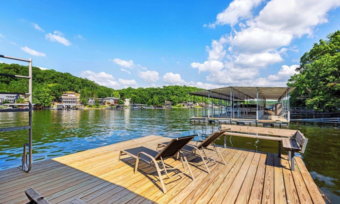 Camdenton Casa | FiveStar Homestead | Ozark Waterfront Living for 8 w/ Private Dock!