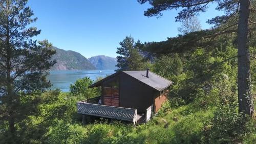 Kvinnherad Casa | Fjordhytte-2 am Hardangerfjord, grandioses Fjordpanorama, 20 PS Motorboot mietbar!