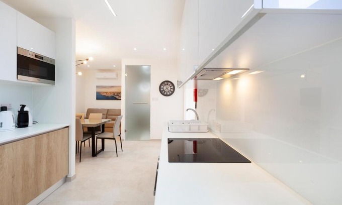 Floriana Apartamento | FL56 - New 3storey House - private entrance & roof