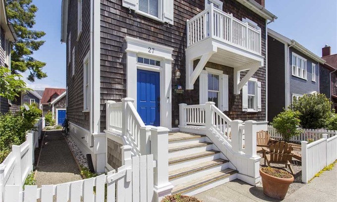 Seabrook Casa | Flagstaff Cottage: 4 BR / 4.5 BA seabrook in Pacific Beach, Sleeps 17