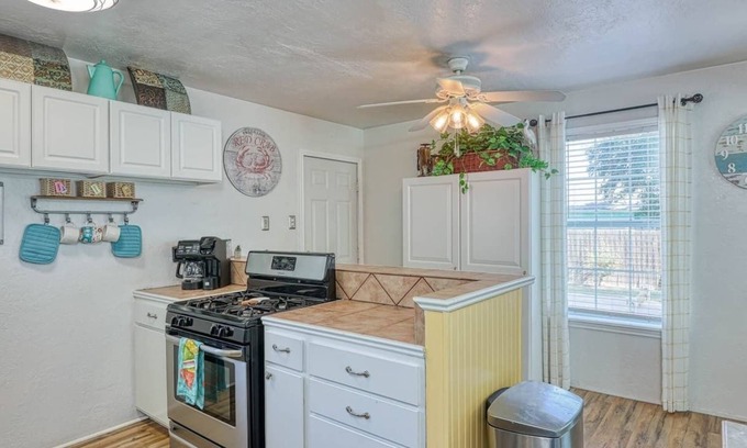 Aransas Pass Cabaña | Flam Buoy! 2/1 cottage w fire pit/giant checkers