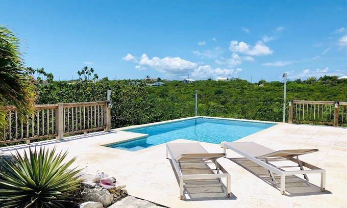 Long Bay Cabaña | Casa del árbol de la llama | Casa privada con piscina y vista al mar | 1/2 milla a la playa