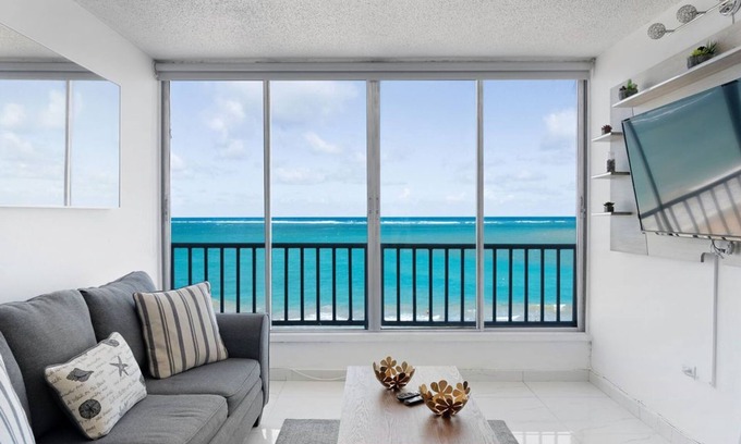Isla Verde Apartamento | Flamenco Beach 2BDR Oceanfr Pool Parking