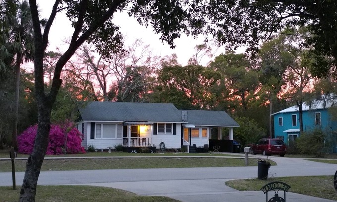 Orange City Casa | Pequeño y encantador bungalow de dos dormitorios cerca de Daytona Beach y Disney