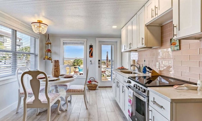 Fernandina Beach Apartamento | Flamingo Loft | Charming Oceanfront Loft | Multiple Decks | Private Beach Access