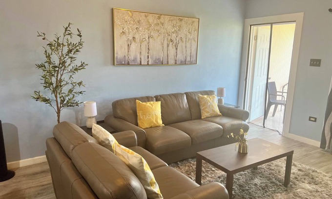 West Gate Hills Apartamento | 🔥 Flash Sale! Modern Getaway – Book Now & Save!