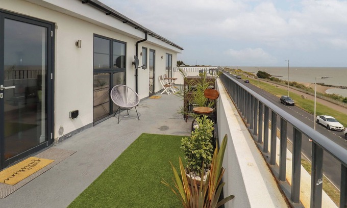 Holland-On-Sea Cabaña | FLAT 10, family friendly, country holiday cottage in Holland-On-Sea